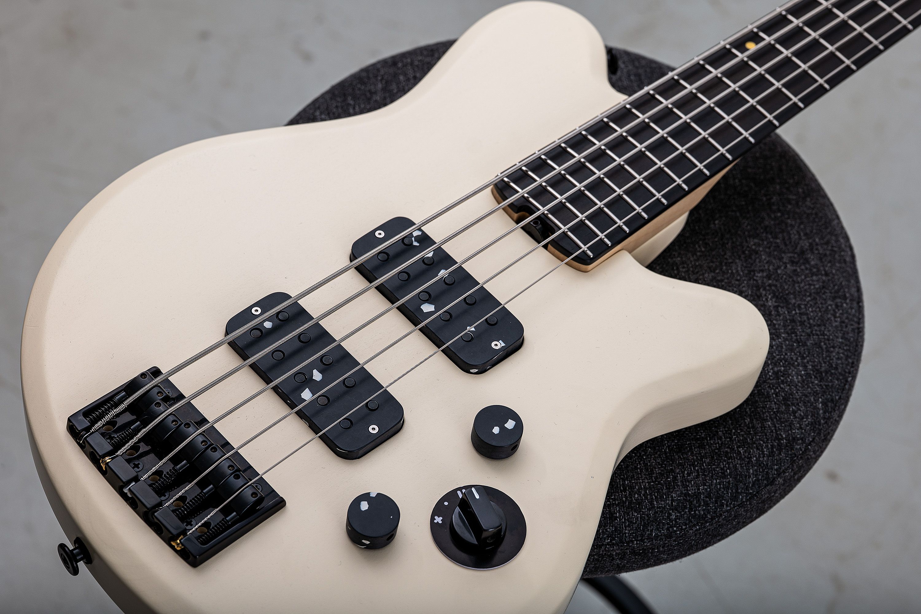 On Guitars Pitpit5 HB Soft Vanilla White - Front 18.jpg